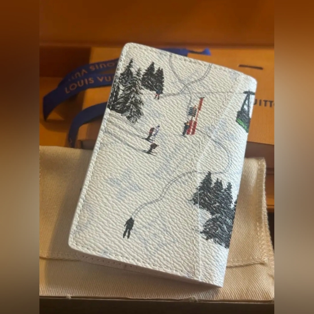 Louis Vuitton White Ski Scene Passport Cover - Picture 2 of 6